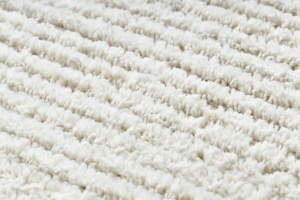 Biely shaggy koberec so strapcami Villa PC00B/rovnaké pásiky